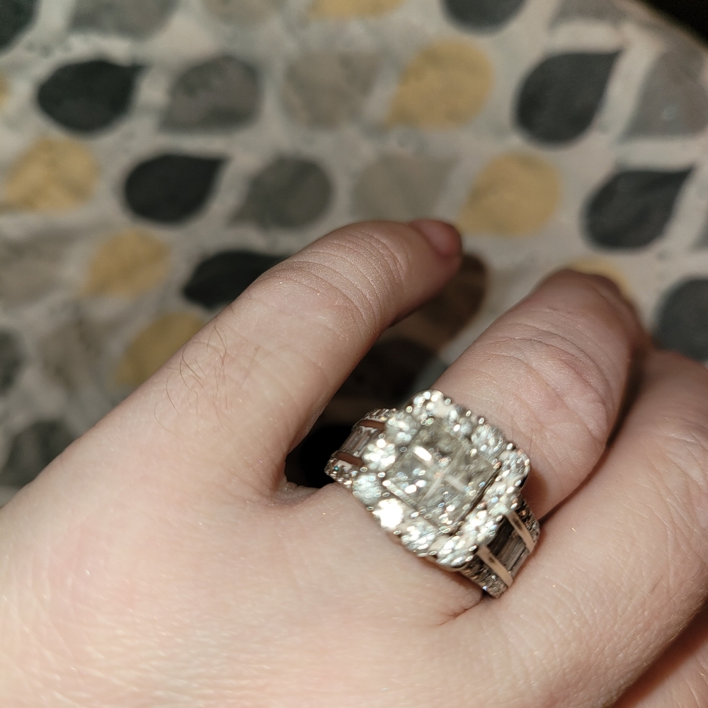 Engagement ring - Picture 2 of 8